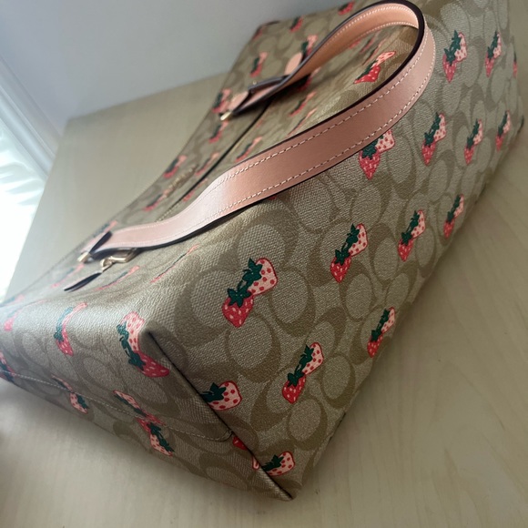 NWT Coach Gallery Tote In Signature Canvas With Strawberry Print - Picture 8 of 10